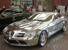 Mercedes v belem zlatu, ki ga vozi milijarder iz Dubaja